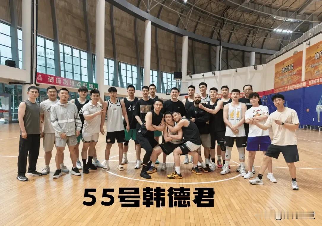 杨鸣分享辽宁队合照，一句“感谢团队所有人的付出，完美收官”，满是感慨。回顾这个赛