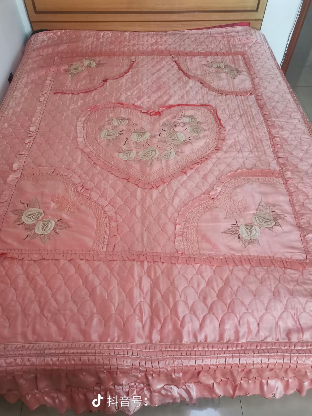 三十年前结婚的床置，现在看，你觉得还漂亮吗？