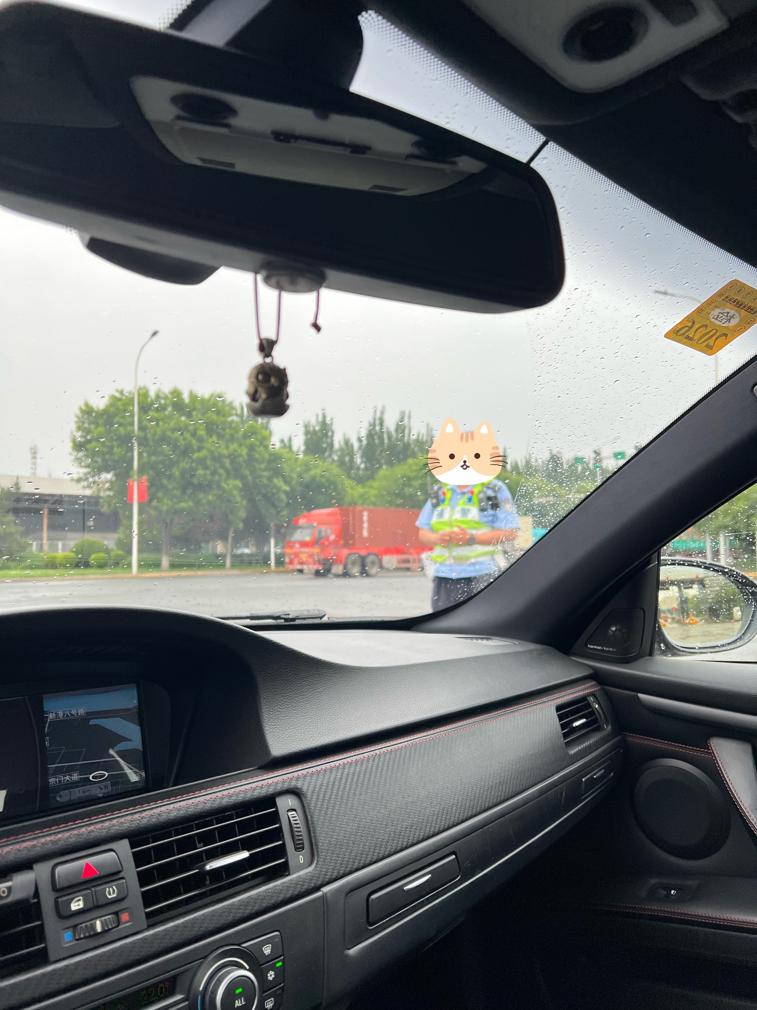 警察同志辛苦了，一直淋着雨 天津·中国天津自由贸易试验区