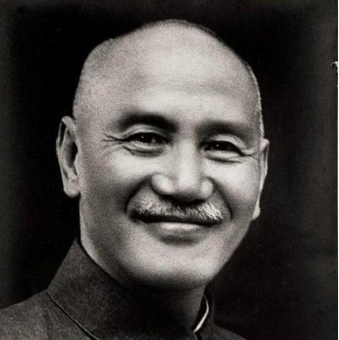 1996年，李登辉上台后撤掉蒋氏父子的陵墓守卫，并且让人大肆破坏蒋介石的雕像，宋