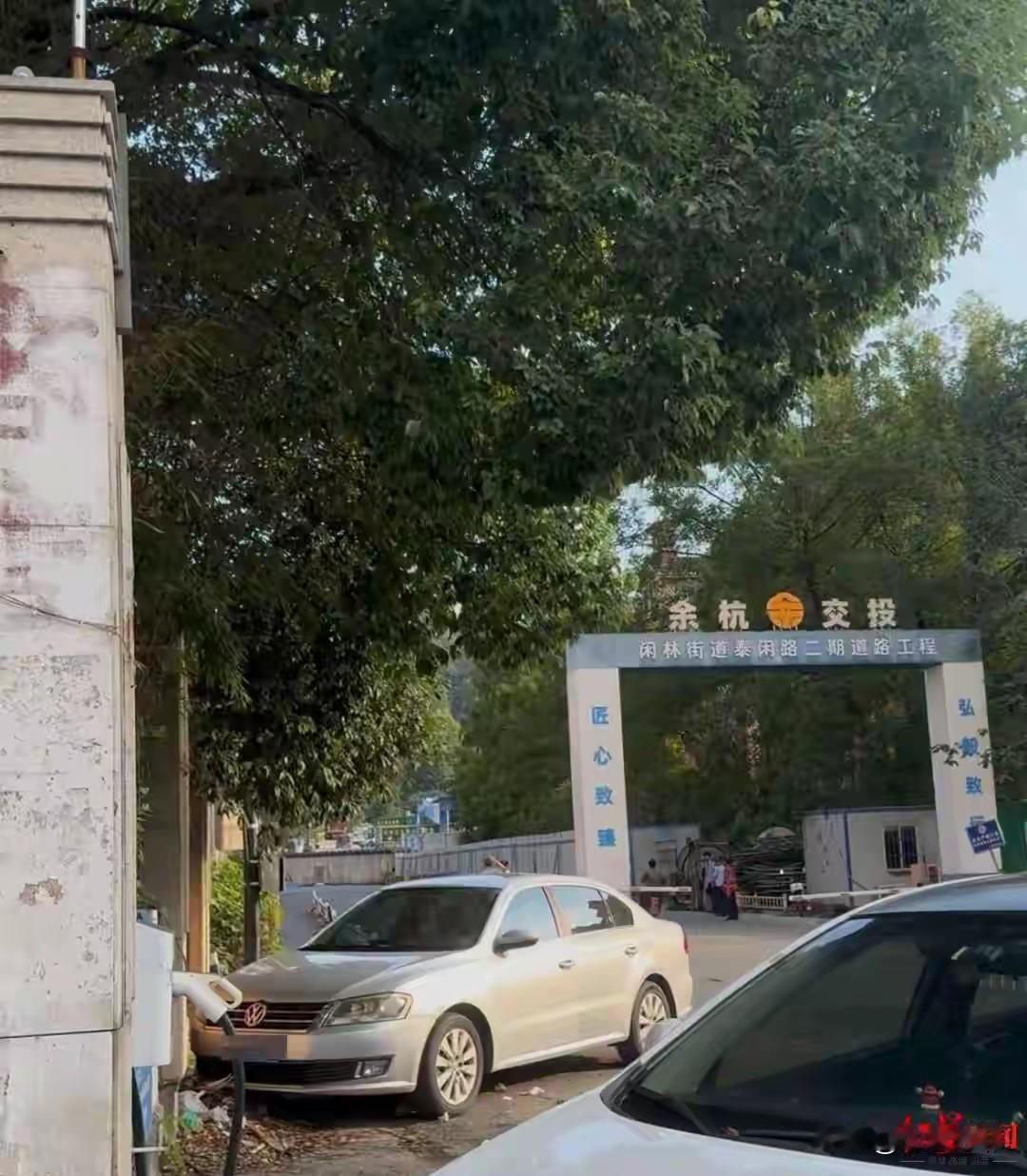 女子接触氢氟酸身亡的事发地是在小区后山的一片菜地附近。附近的居民说：这块地以前有
