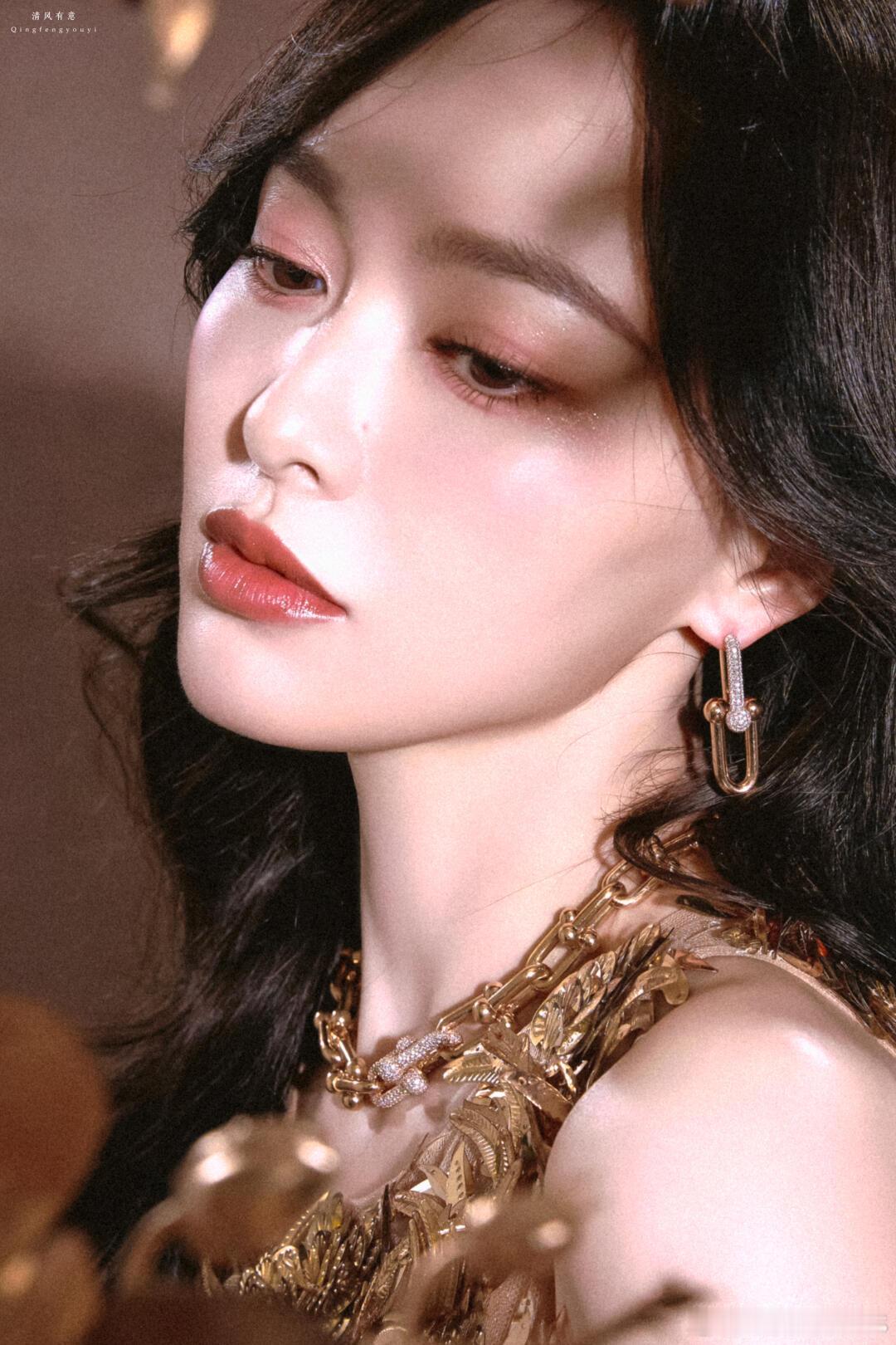 唐嫣眼神好疲惫 拍摄结束后唐嫣还去查看拍摄效果，肉眼可见的疲惫感太让人心疼了，认