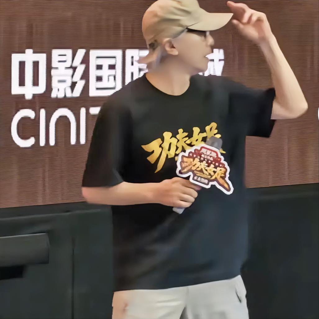 看完《功夫女足》，
我知道星爷已经结婚了，
也肯定有了孩子。

但从他过往的低调