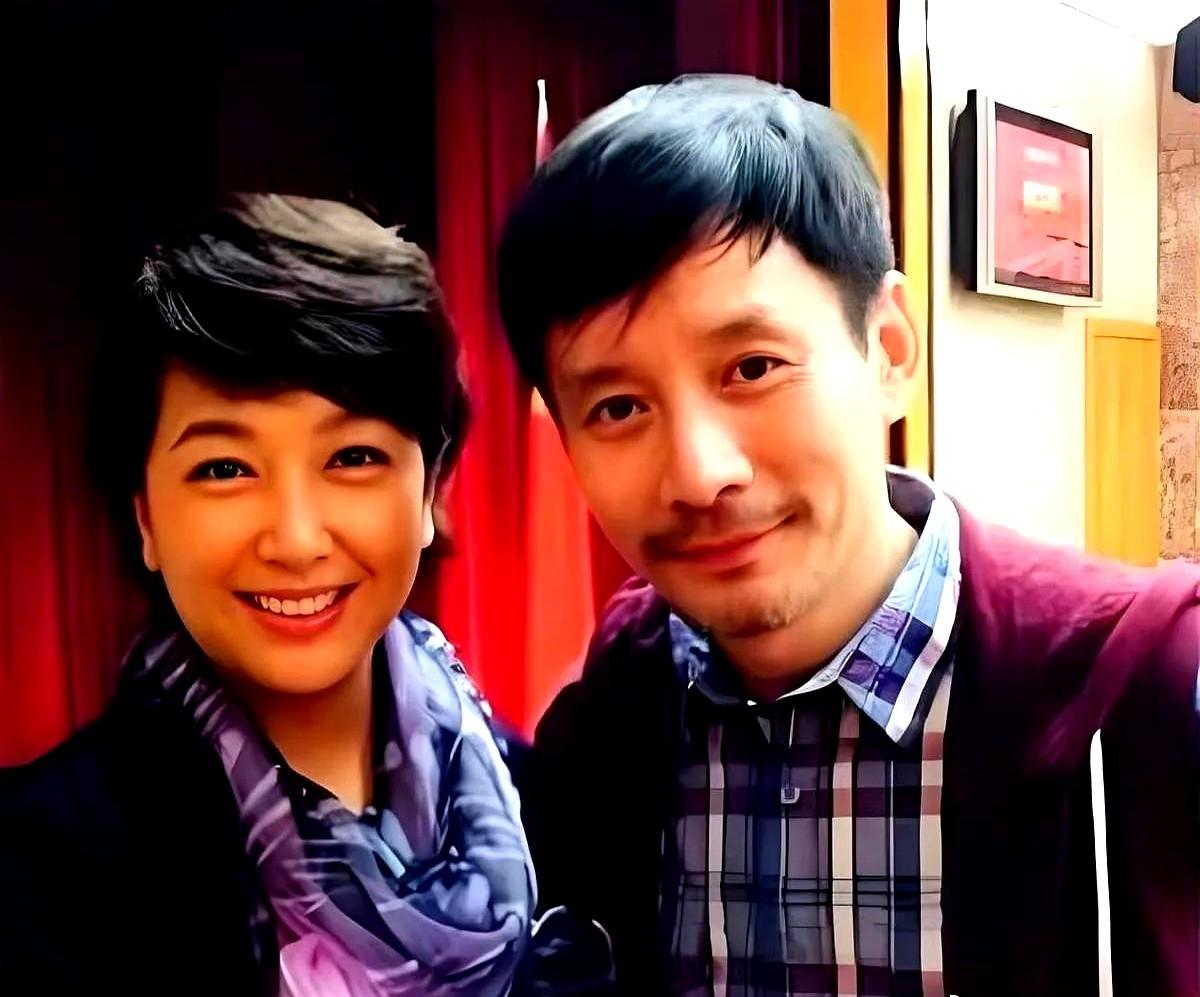 江珊这二婚真是嫁对人咯！

现任老公现在把她当宝似的，走哪都黏着不放。

之前对