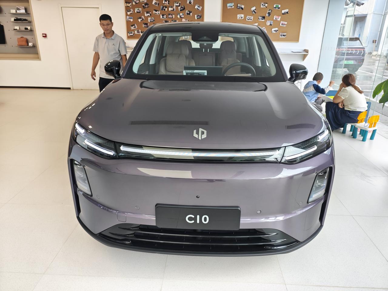 试驾零跑C10，讲讲这辆车在驾驶层面的感受。这台车动力输出偏向平顺，起步柔和，不