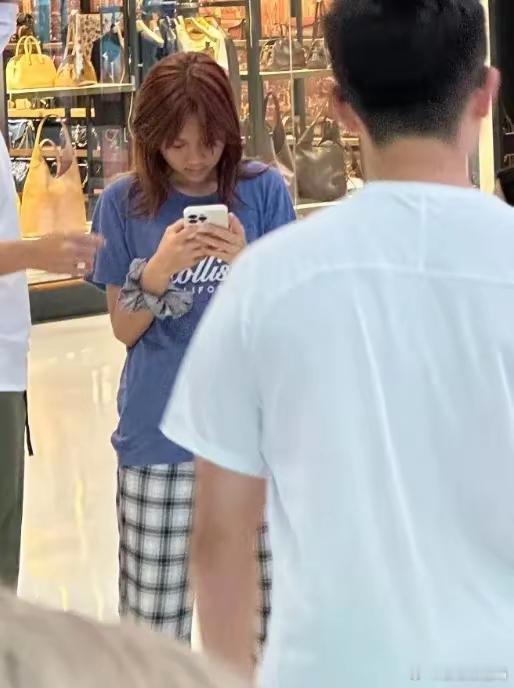 13岁甜馨和好友逛街，染红发素颜依旧黑，贾乃亮宠女跟着提包买单！！！ ​​​