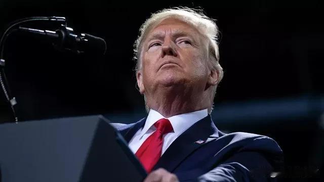 美国总统特朗普在与爱尔兰总理会晤时表示，要不是有美国的帮忙，乌克兰在俄乌冲突第一