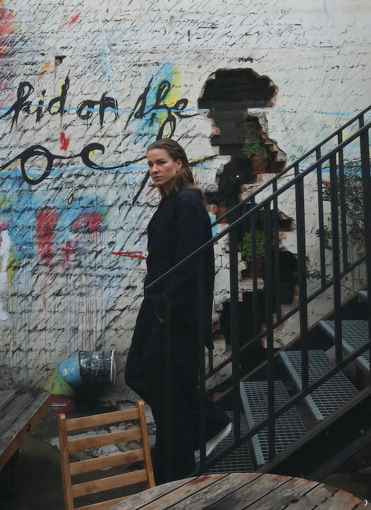 穆霍娃！分享了前一阵给福布斯捷克拍摄🎬的物料图确实是very火娃的风格了！wt