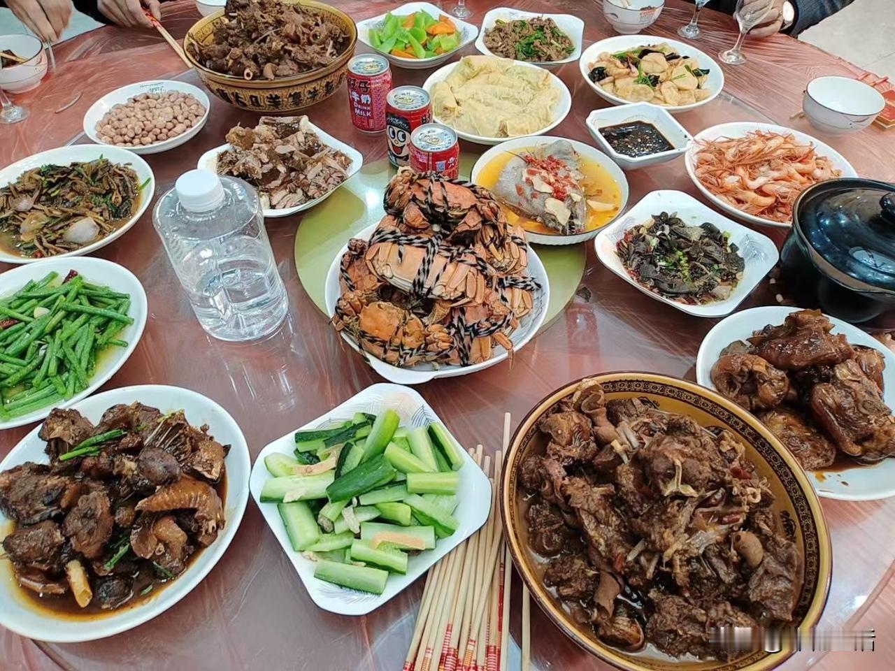 周末如期家庭聚餐，
架起土灶台。
柴火熊熊，
大锅菜翻滚，
香味四溢。
一家人围