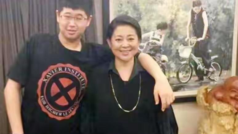 近日，一段倪萍探望蔡磊的视频火了，大家目光全被她身后那个197cm的年轻人吸引，