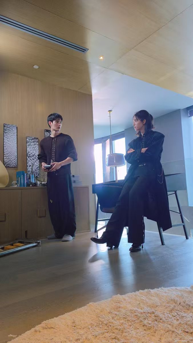 这身衣服…像中世纪伯爵…小冰块在和wonwee对峙嘛 感觉像won知道14能听到