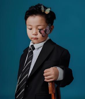 一位教育学家说：

“假如你有一个儿子，

请把他养得自由而生猛。”


养男孩