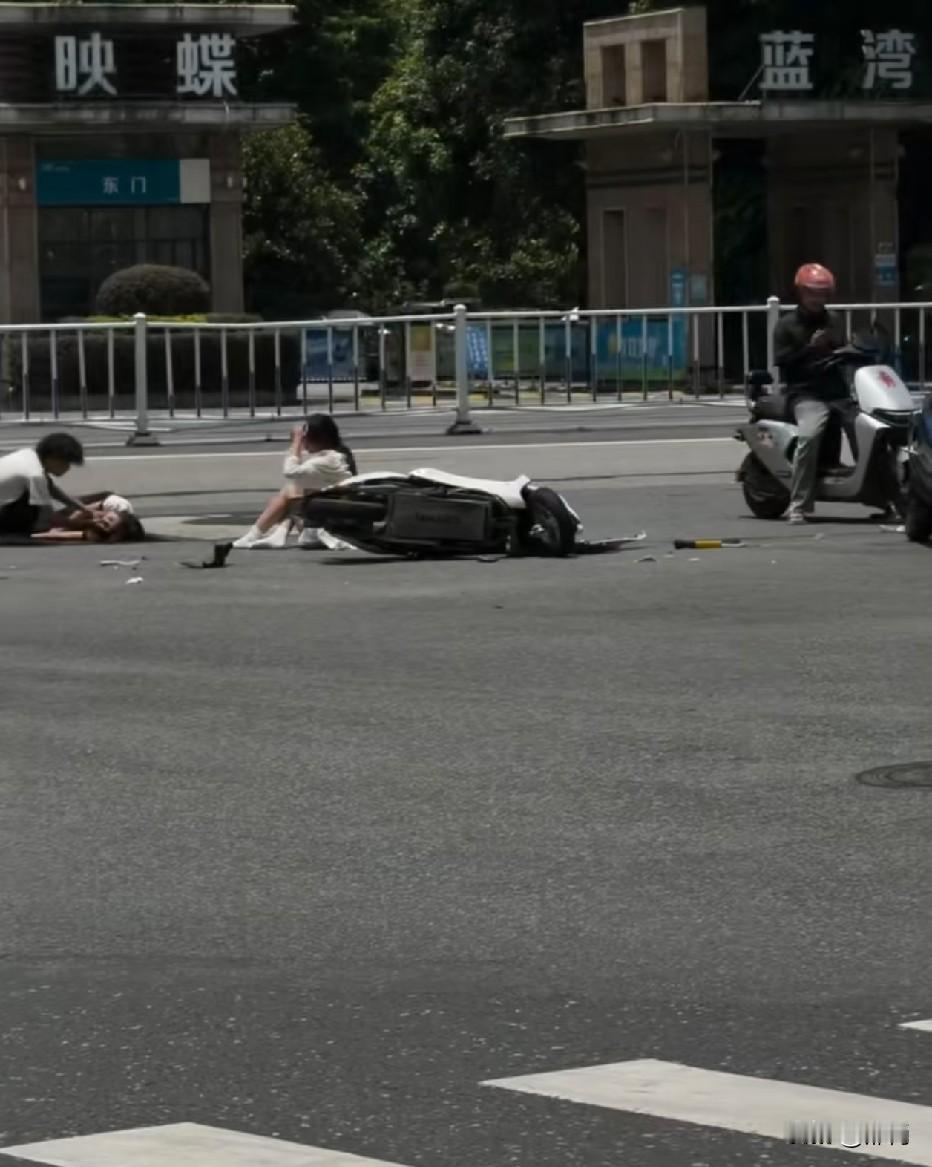 以后还是戴头盔吧，差点世界上就少了个美女