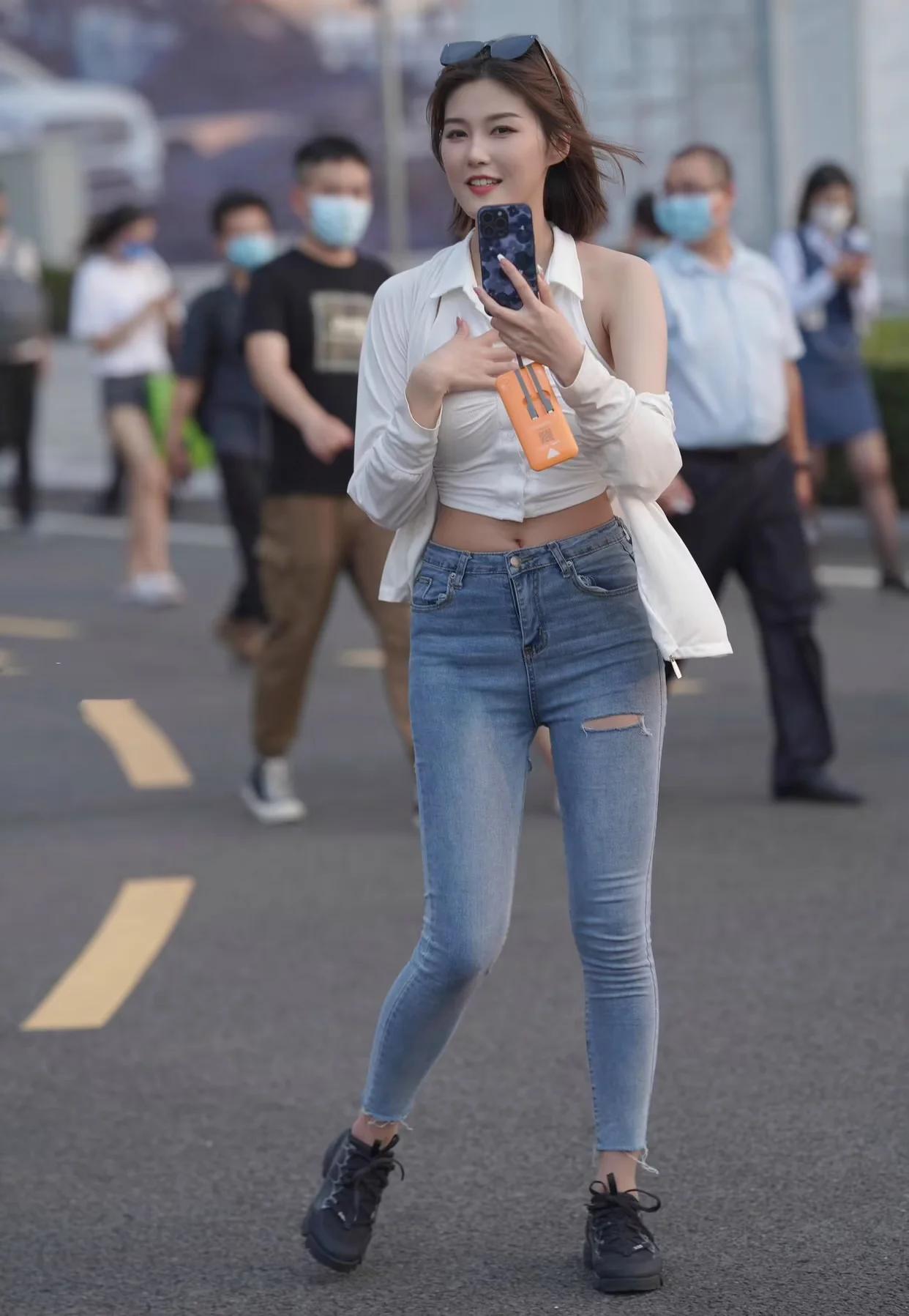 别在外人面前争吵 夫妻在生活中难免磕磕碰碰，但要注意，不在大庭广众面前争吵。 有