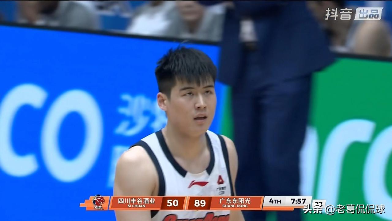 广东东阳光小将陈家政真是让人大吃一惊！在今天广东东阳光客场以102：54轻取四川