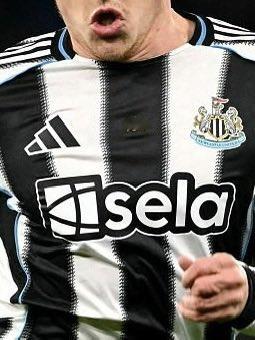 哈维·巴恩斯身穿一件带有金色“100”字样的球衣，庆祝他代表纽卡斯尔出战的第10