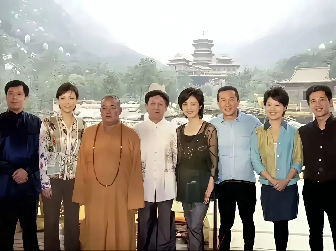 这张老照片里的阵容太强大了，释永信与各界名人齐聚少林寺，每个人的名字都曾家喻户晓