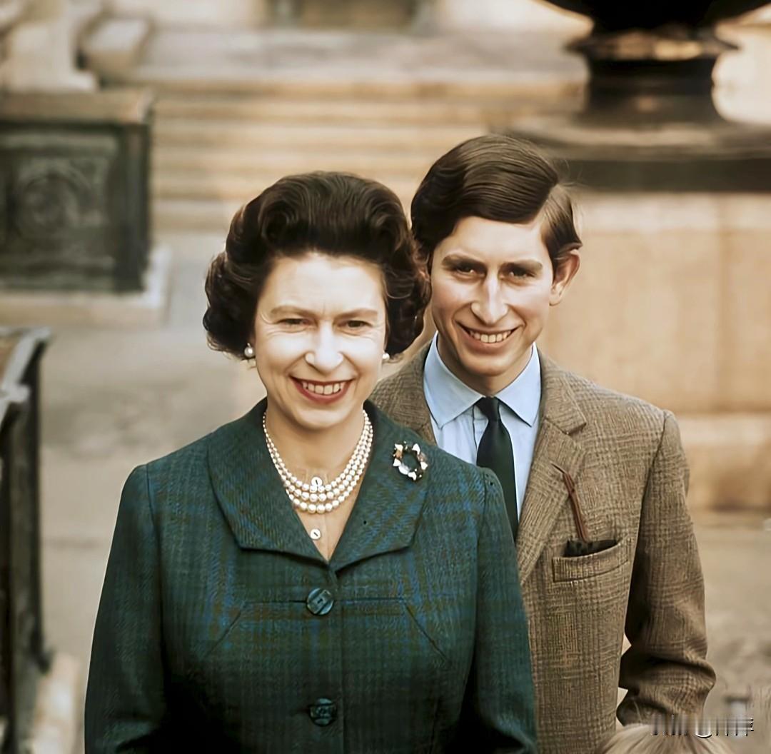 年轻的查尔斯国王依偎在母亲伊丽莎白二世身后，笑容灿烂，满是少年意气与母子温情。