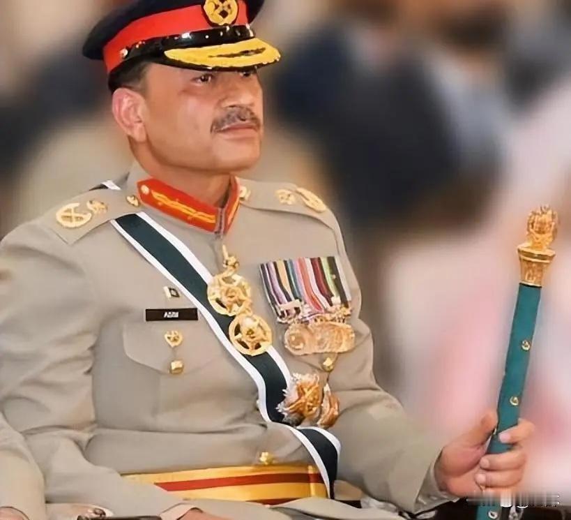 为何他能操盘美伊谈判？

巴基斯坦陆军参谋长穆尼尔元帅能操盘美伊谈判，核心是：他