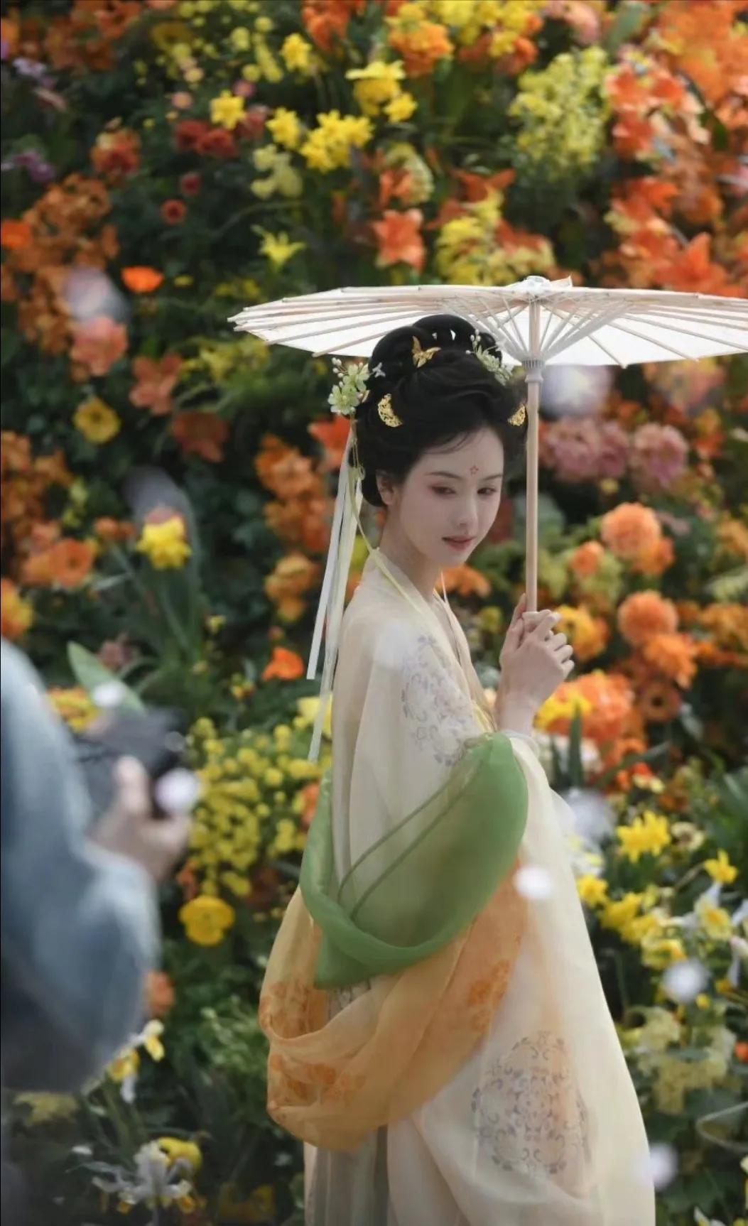 陈都灵今日花絮路透，好仙的嘟嘟， 她怎么做到又瘦又嘟嘟肉不干柴的！她真的很好看呀