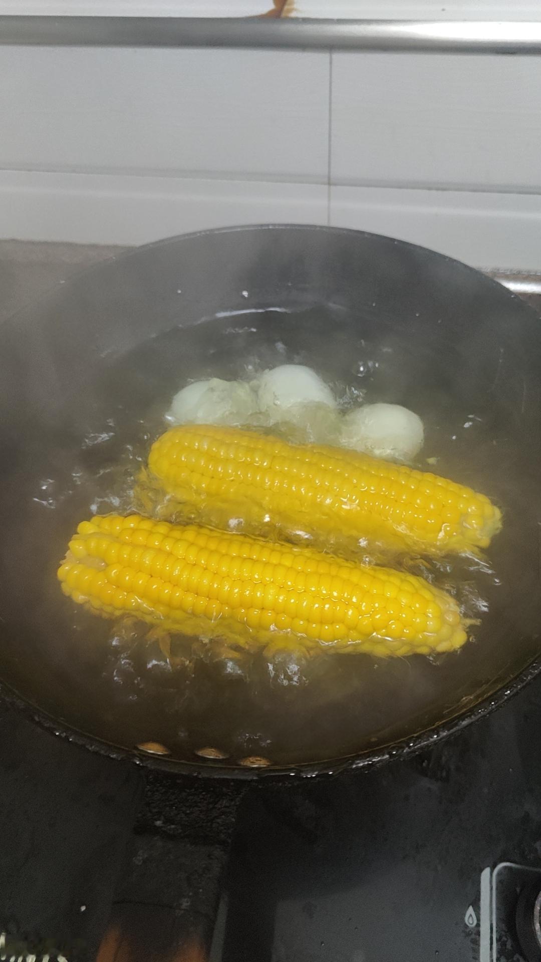 谁懂啊！煮玉米的时候顺手丢了几个鸡蛋进去，锅里咕嘟咕嘟冒着热气，玉米的甜香混着蛋