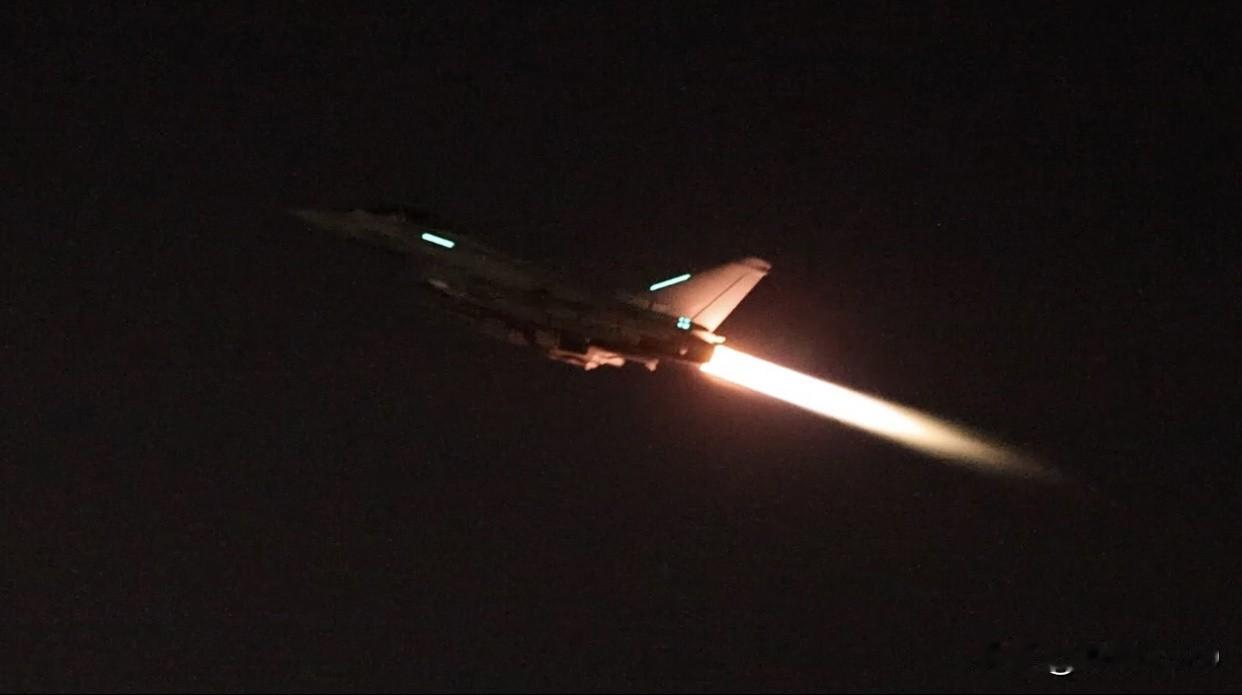 英国空军4架台风战斗机从塞浦路斯阿克罗蒂尔空军基地起飞，经1架A330MRTT加