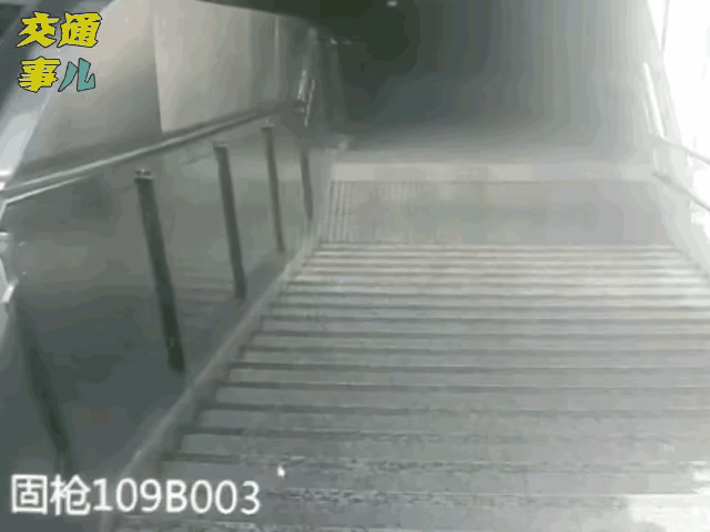 正常走路应该不会摔下去，只可惜她把手机看的比命还重要。
这名身穿白色连衣裙的年轻