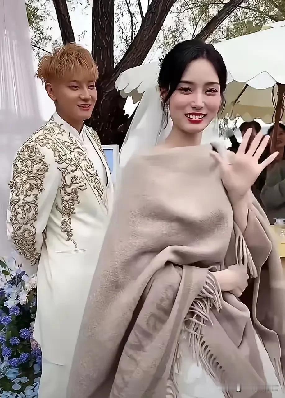 徐艺洋啊徐艺洋，
结婚这么大的事，
你咋给黄子韬穿这件衣服呢？

今天徐艺洋和黄