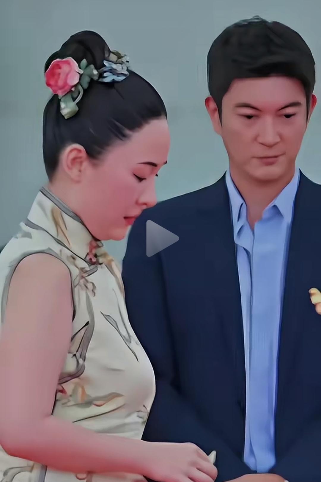 活动镜头里一个细节戳中无数人：霍思燕伸手想要拥抱杜江，他下意识往后退了半步。
 