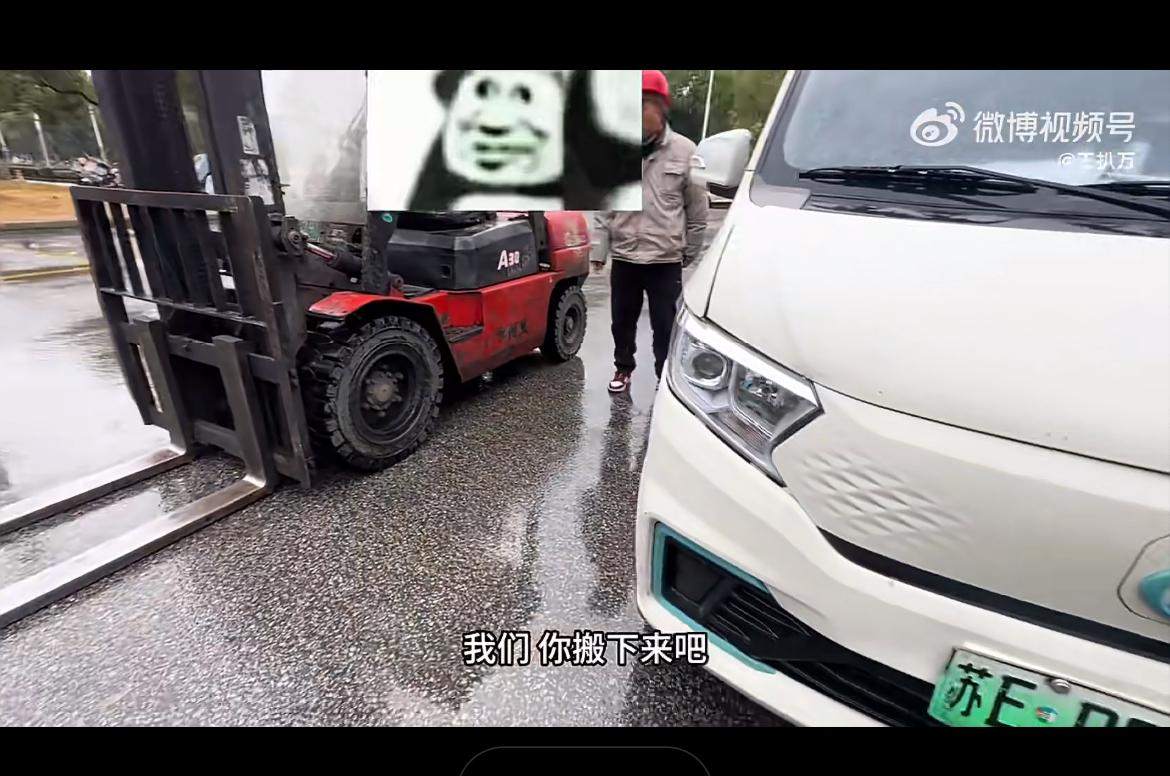 送货到工厂，被工厂员工要求货拉拉司机搬货，司机说他可以搭把手，但是不会搬货，这不