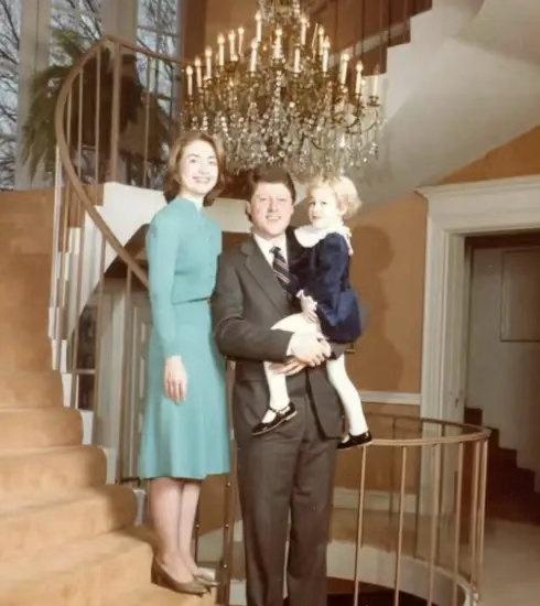 克林顿当时32岁，当选为阿肯色州州长，是当时最年轻的美国州长，可以称得上“年青有