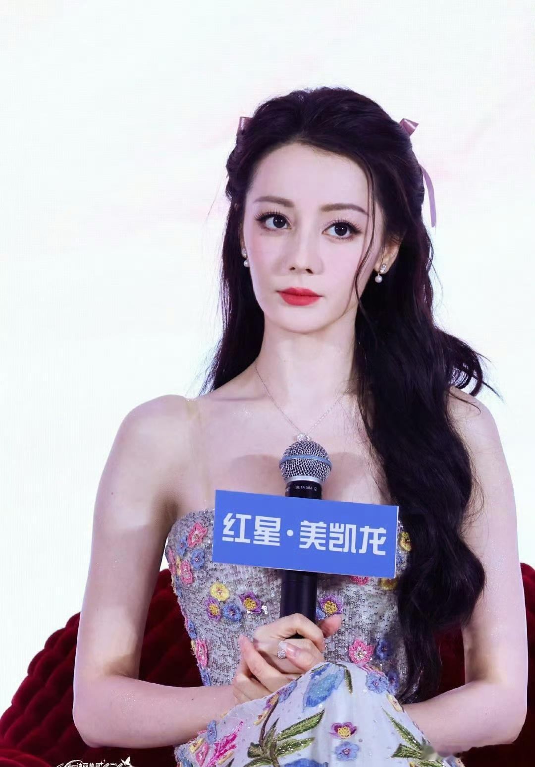 热巴真的好像洋娃娃 ​​​