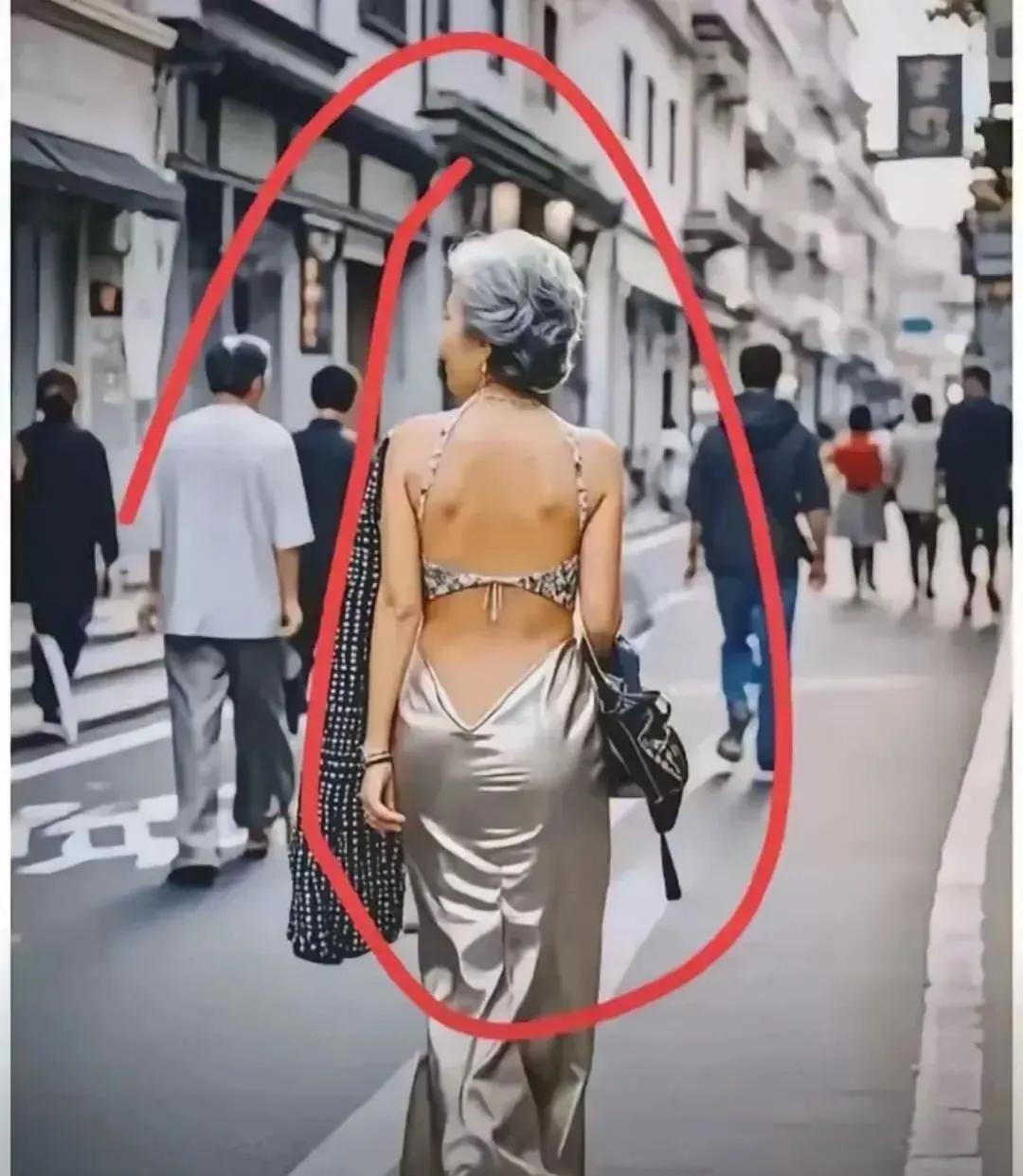 如此的袒胸露背在大街上悠哉悠哉地“招摇过市”，即使是年轻女子也难免被人非议，更何
