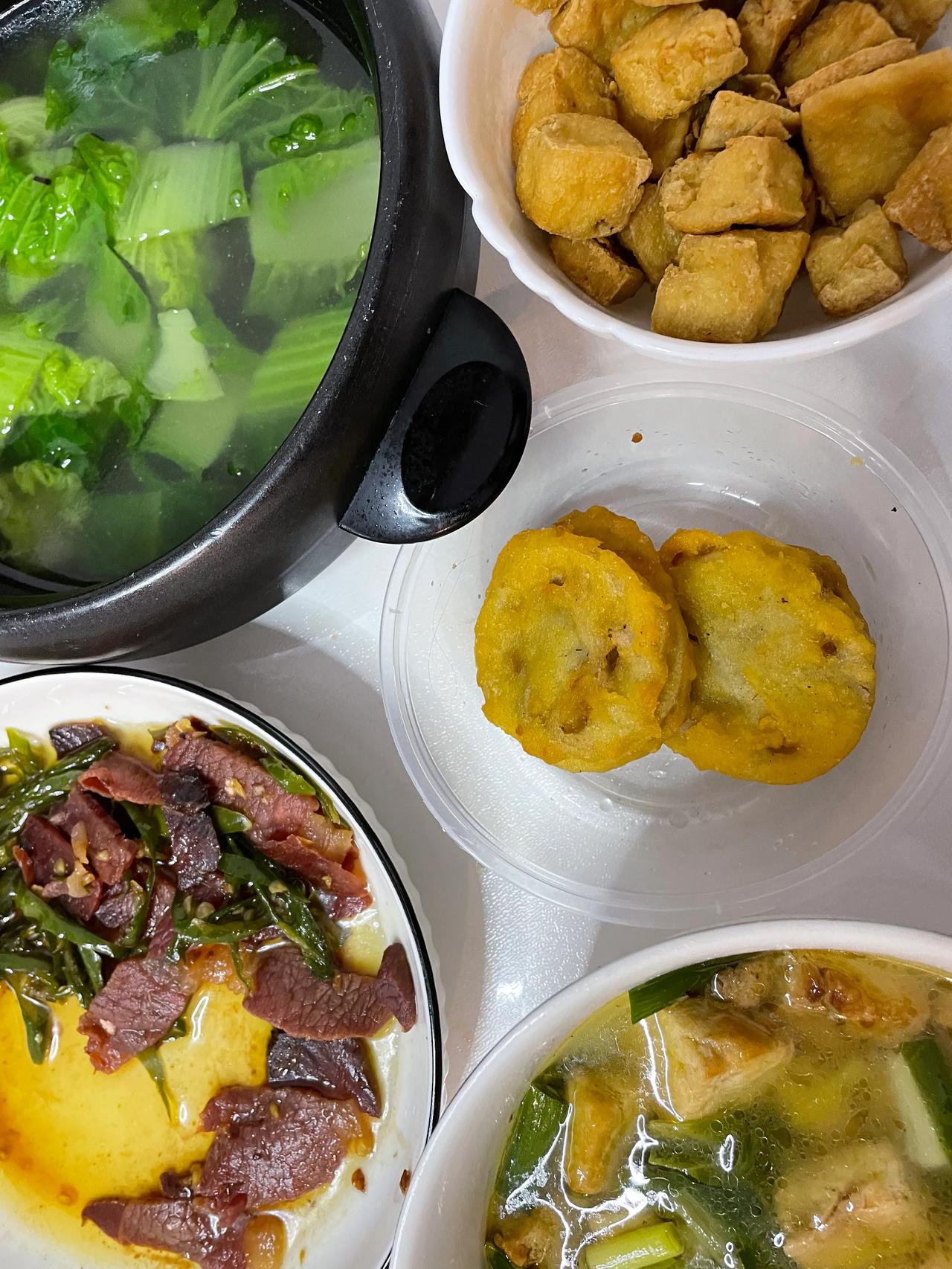 #理想家生活#
忙碌了一个上午，1:30分到家，推开家门，老公饭菜拿上桌，饭乘好