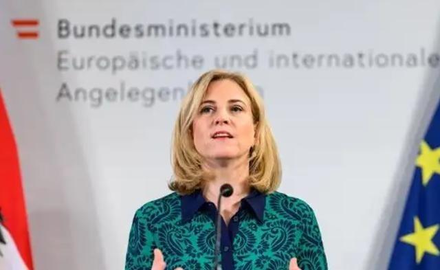 欧洲不演了，高官向中国喊话：若想当全球大国，就先对俄出手。欧洲一改高傲的姿态，仿