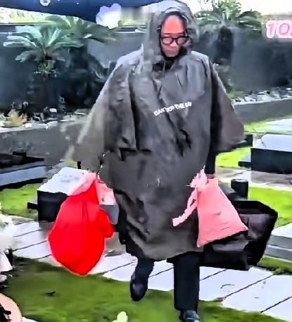 很多人以为风波之后，具俊晔会动身返回韩国陪伴家人，没想到采访中的一席话，打破了众