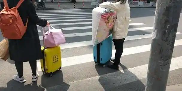 患癌103斤的母亲扛起50斤行李，送女儿上大学，母爱感动全网。
8月29日河南大