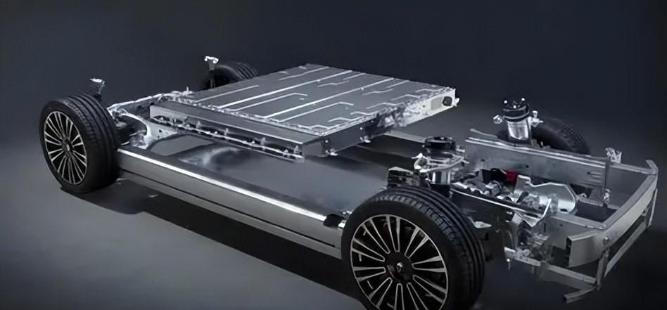 作为在车市里滚了二十年的老车狗，看到 2026 年东京街头还是燃油车轰鸣、新能源