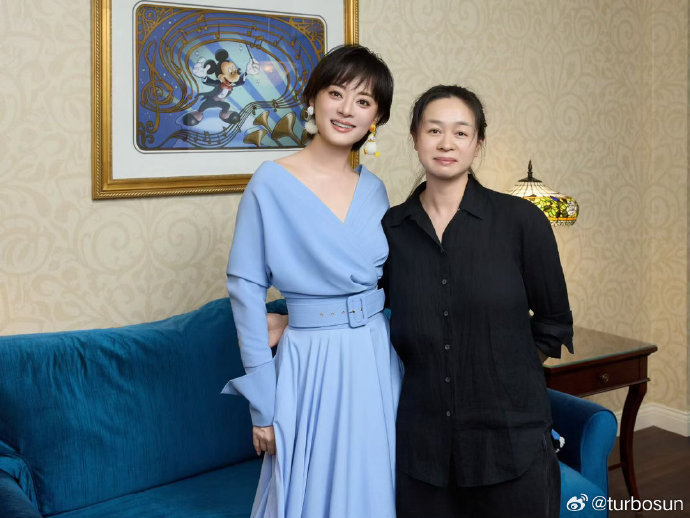 孙俪复刻10年前迪士尼开园照 孙俪晒10年前迪士尼开园照 哇 孙俪晒10年前迪士