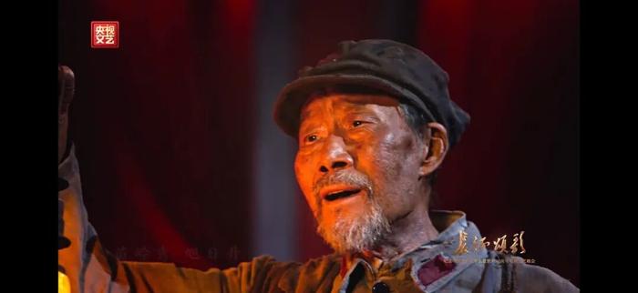 李雪健听不见掌声，可那晚没人比他更响。 72 岁，双耳失聪，无法说话，仅凭表情和
