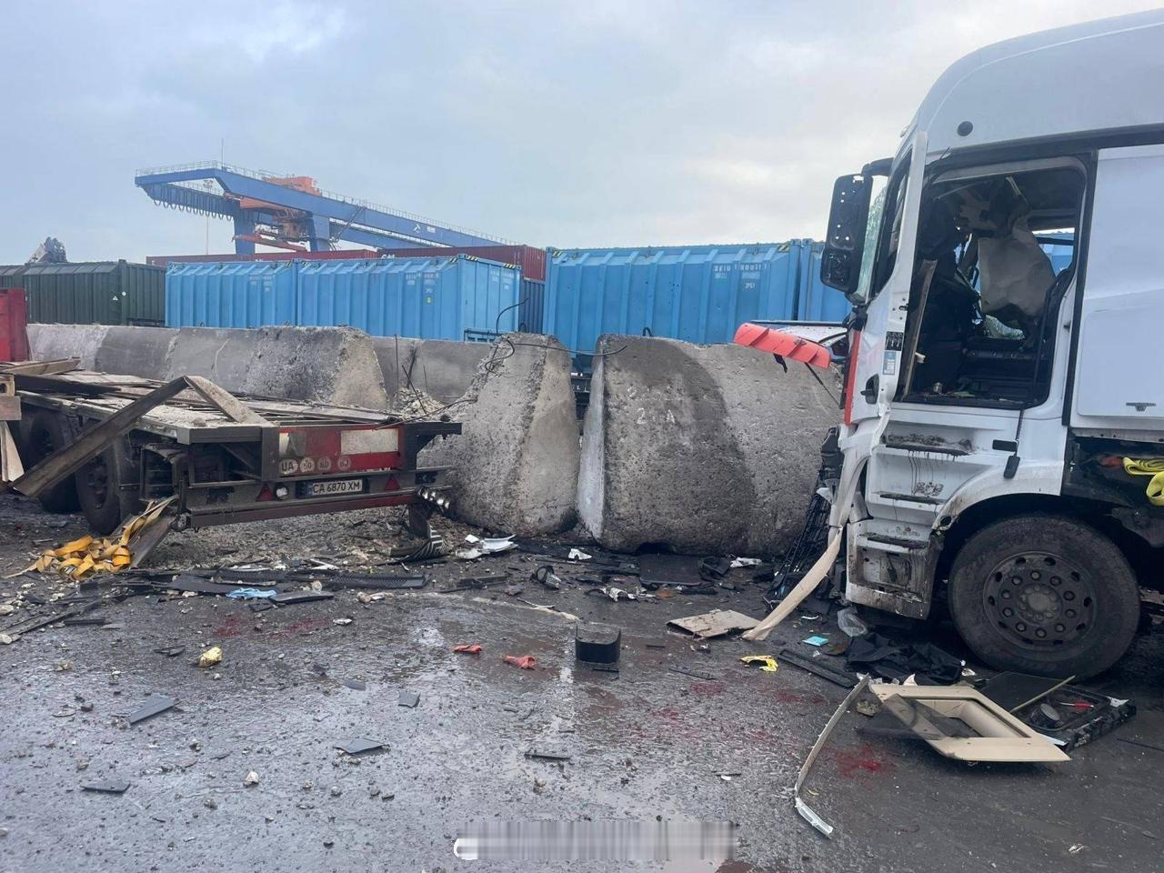 当地时间1月7日下午，俄军无人机袭击了乌克兰敖德萨州的港口油库和停车场。