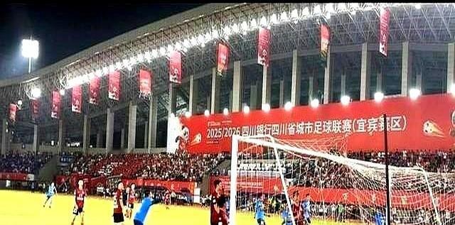 他们没拿过工资，却用粉笔灰和锅铲踢出了城市的心跳。
21天集训，抽筋两次，房贷没
