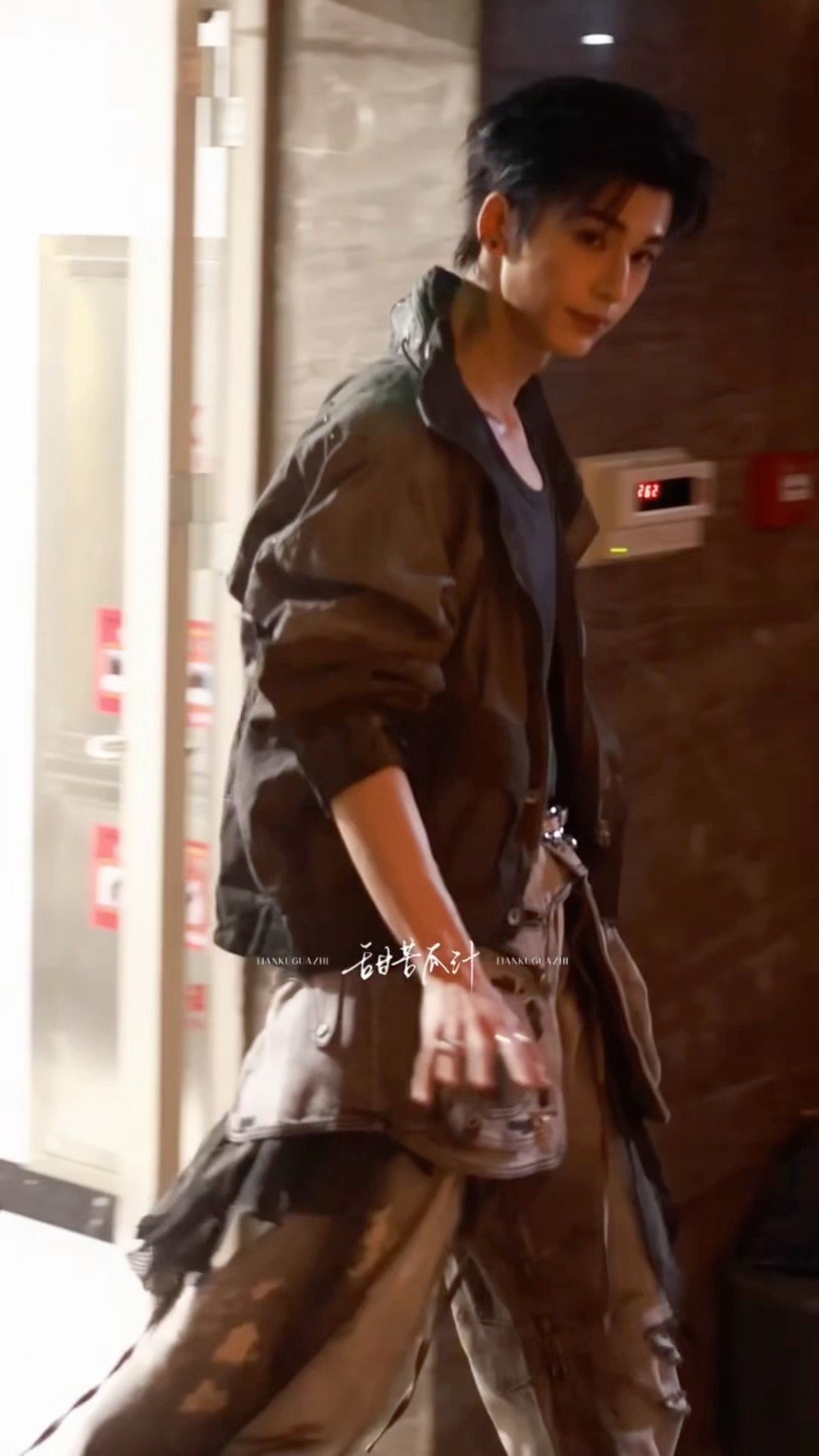 张凌赫锁骨伤太对味了纯路透带男神，实在太伟大了。 