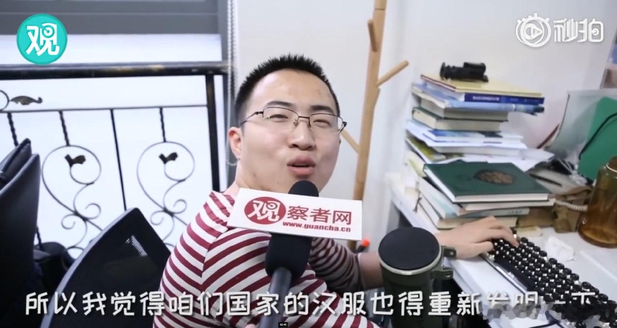 说起朱粉对我最大的攻击性“我桌子上有古兰经”。第一，我是一个吃卤煮长大的北京人，