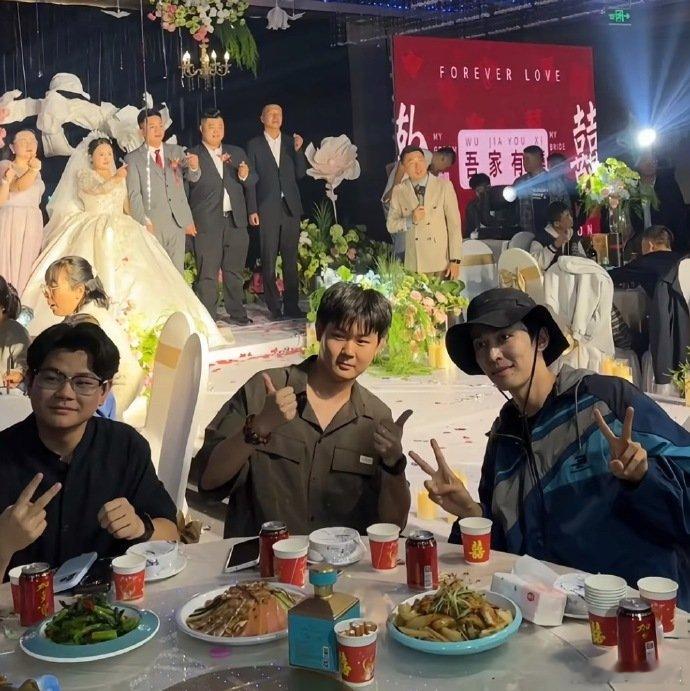 赵小童参加仲麟婚礼仲麟新婚快乐！顺便说一句，赵小童能来见证，这友情我先嗑为敬！赵