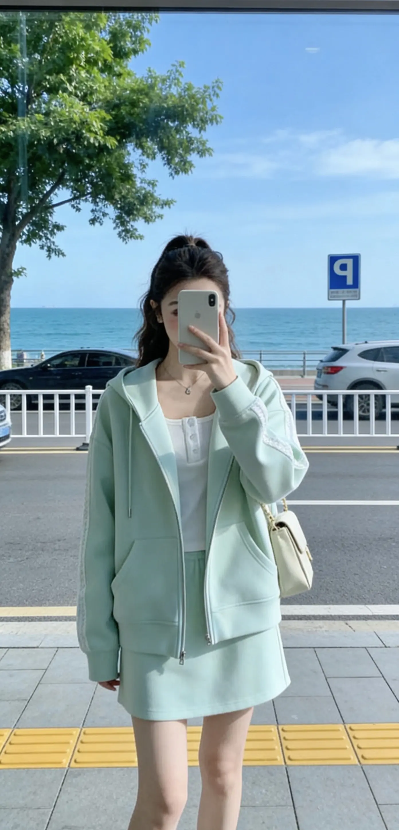 “爱是有洁癖的 可以不问过往          但开始以后 绝不能有瑕疵”