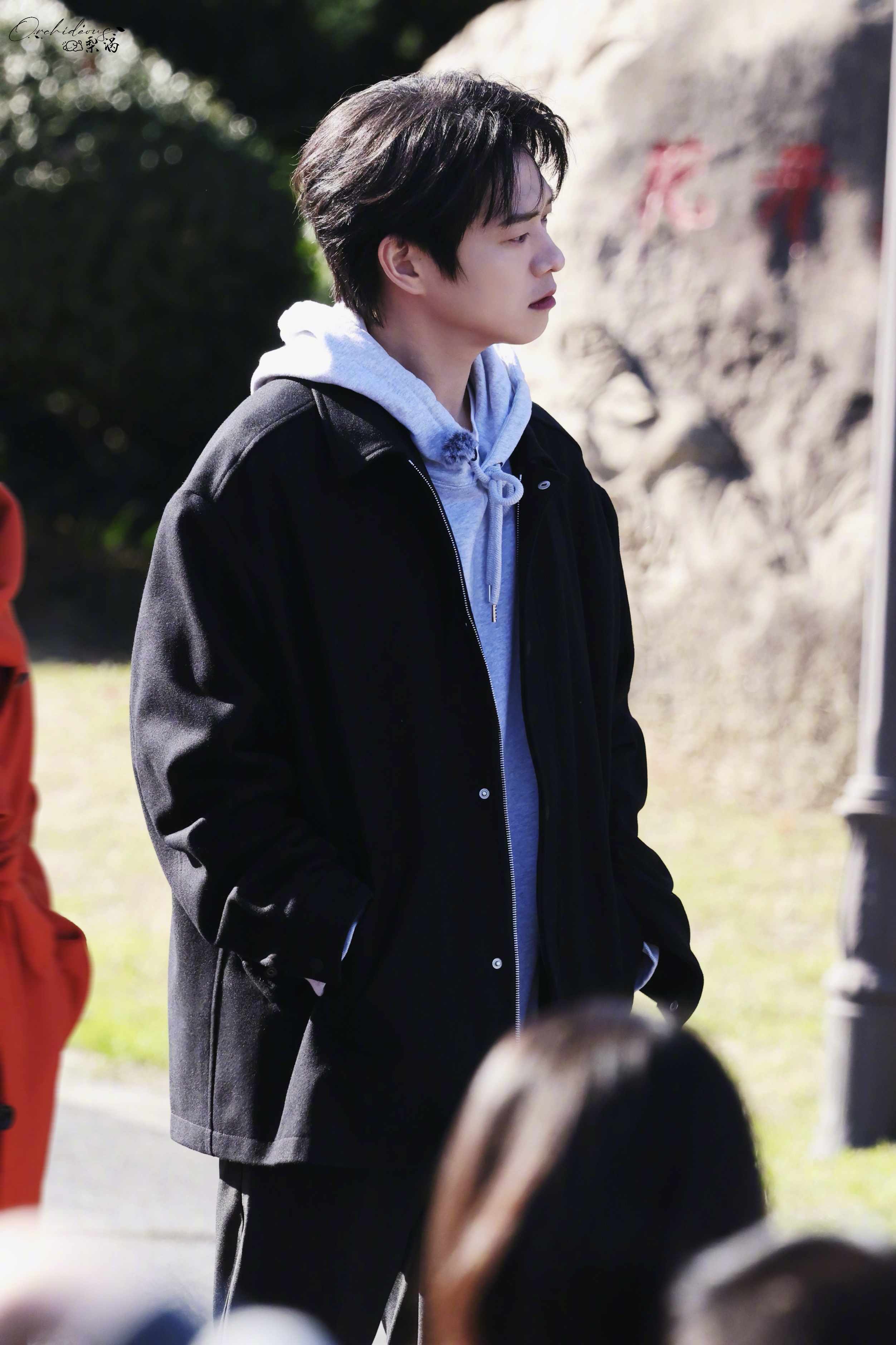 魏大勋城市风华录路透魏大勋翘脚拍照魏大勋城市风华录路透录制，众所周知，大勋花是朵