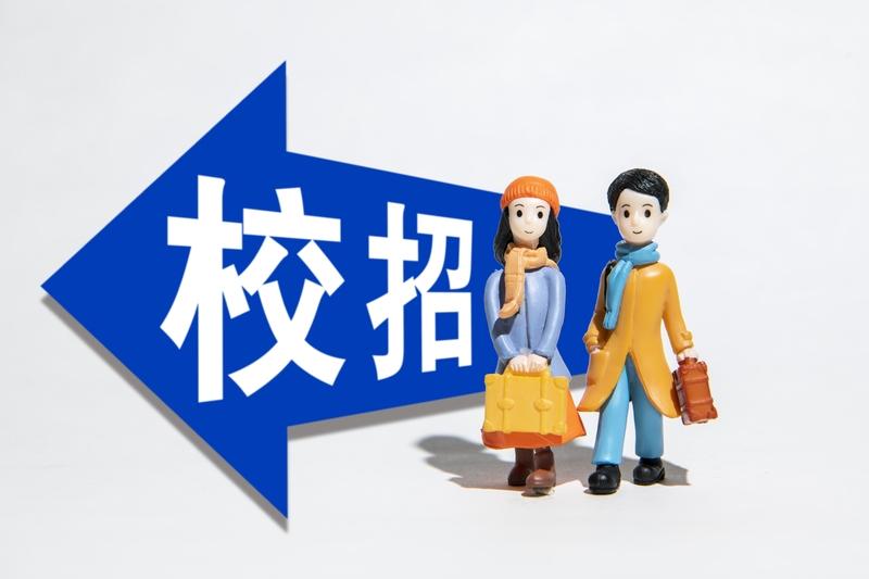 南昌大学校招现女主播露骨海报这事儿，不能就这么轻飘飘地致歉了事。学校说企业海报未