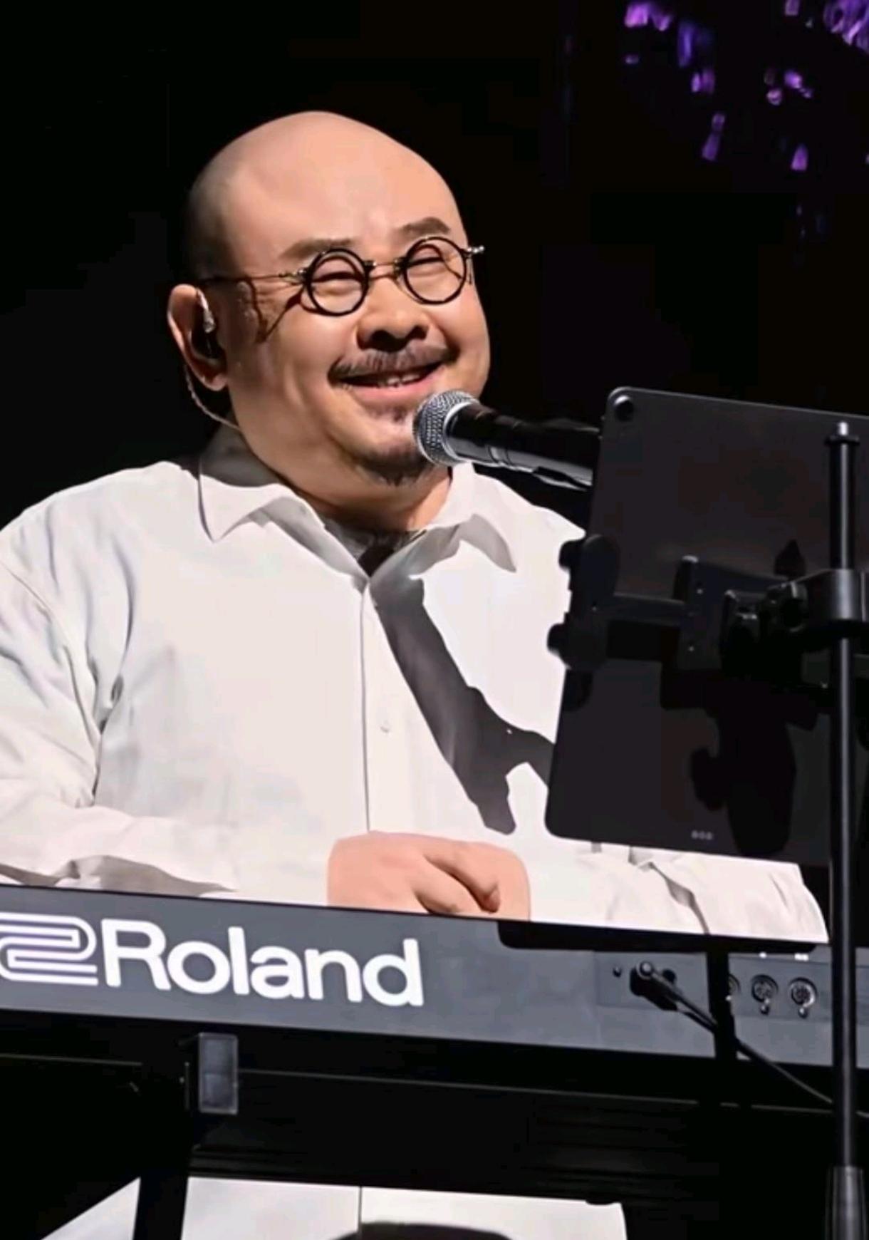 刀郎的歌为啥这么受欢迎?刀郎的音乐之所以广受欢迎，既源于他卓越的音乐才能，也离不