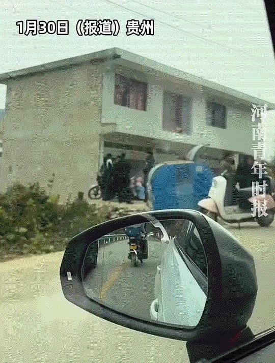 1月30日，贵州，一男子得知前女友大婚，婚礼当天，男子特意开车从前女友家门前经过